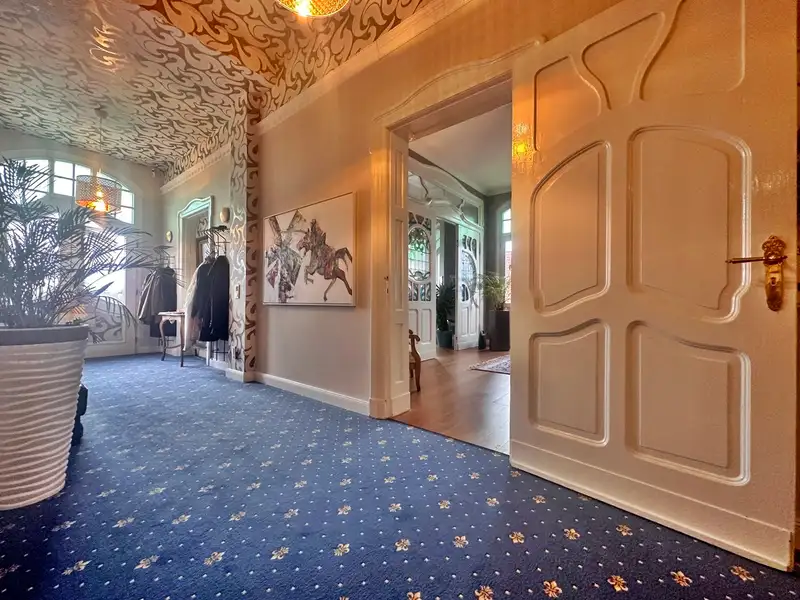 Spacious 249 M² Commercial-residential Unit in Historic Mühlhausen Villa