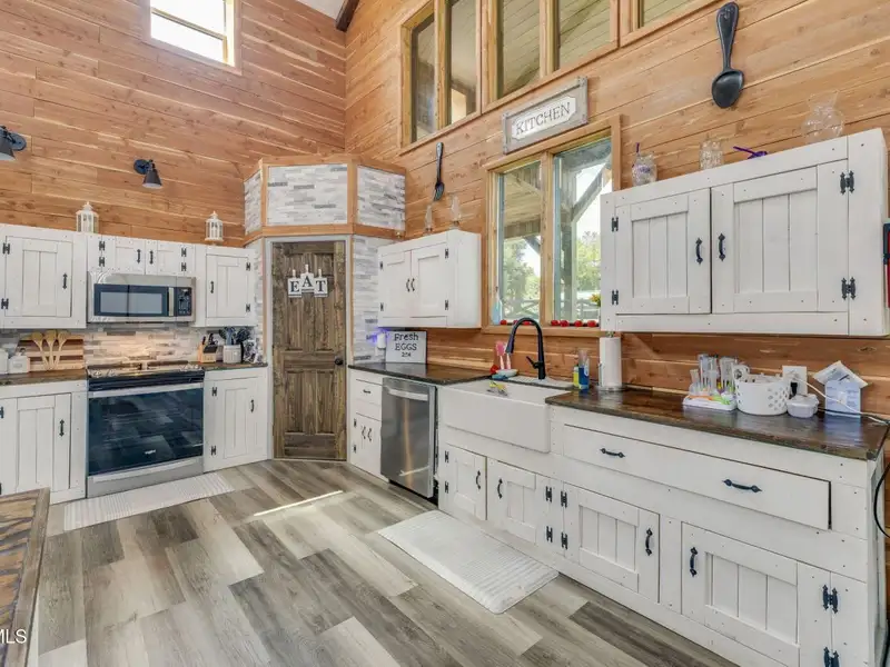 Custom Barndominium on 3 Acres with Pool and Income-generating Garage in Tennessee