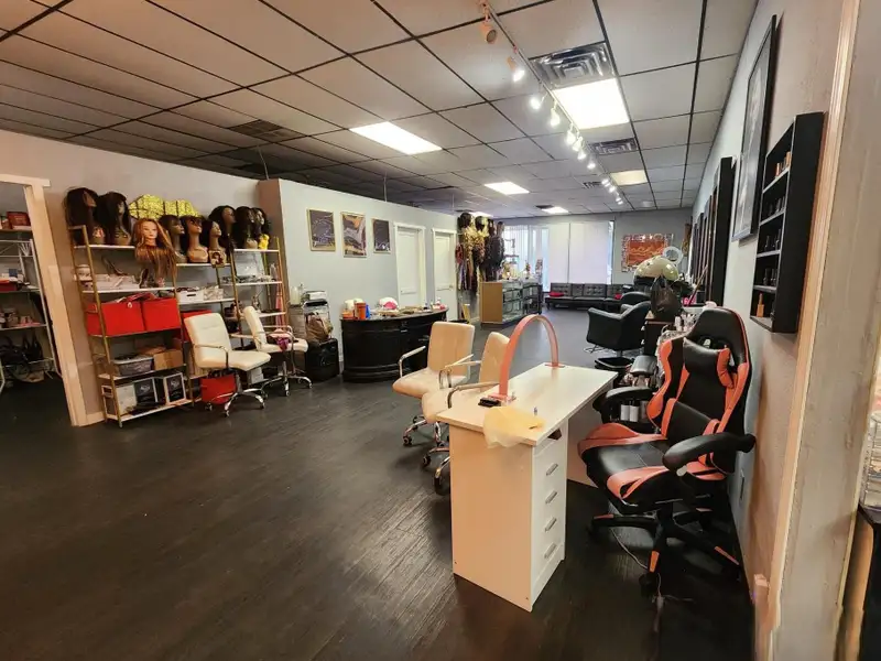 Retail/salon Space in High-visibility Center Near North Avenue Wal-mart