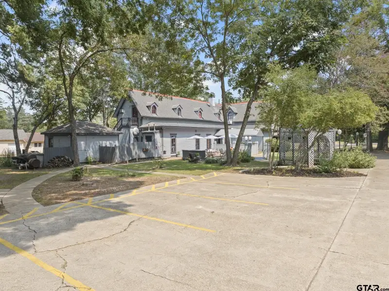 Historic Downtown Pittsburg Bed and Breakfast with 6 Ensuites and Unique Train Car Suite