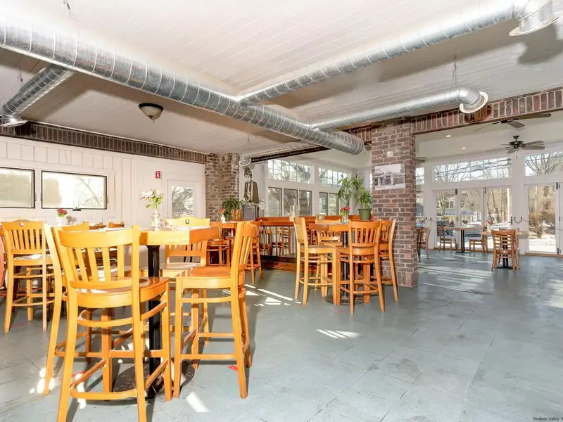 Renovated Pub and Hotel in Prime Woodstock Location with Restaurant and Apartments