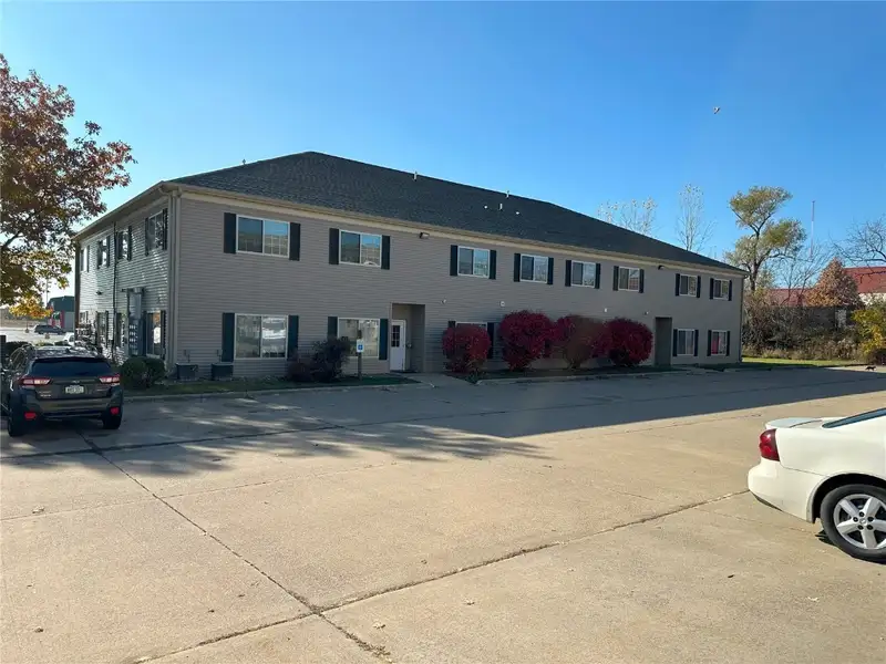 Four Office Buildings on 3.8 Acres in Lindale Area with Upgrade Potential