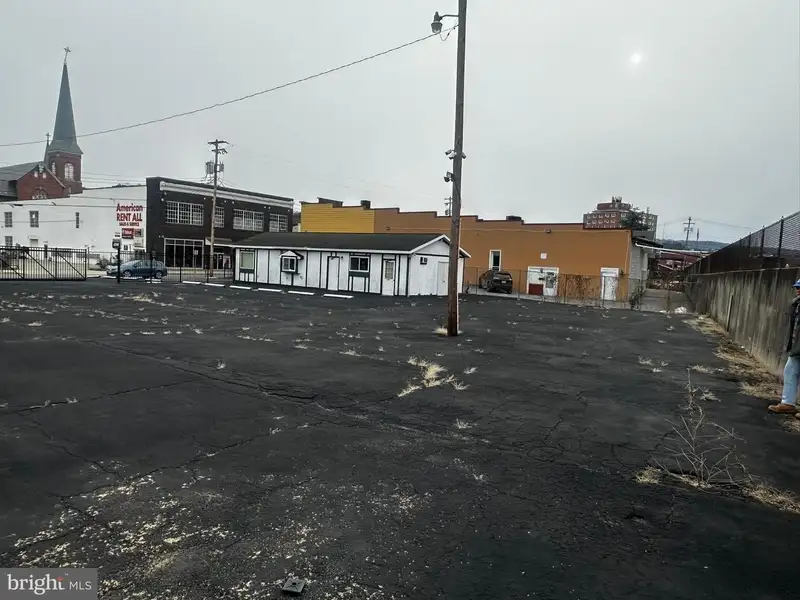 Single-story Commercial Building with Parking and Fenced Lot in Prime Location