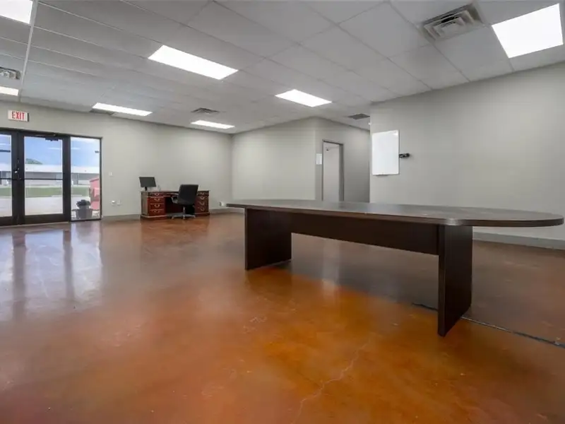 17,000 Sq Ft Versatile Industrial Facility on 402 Acres Near Oklahoma City