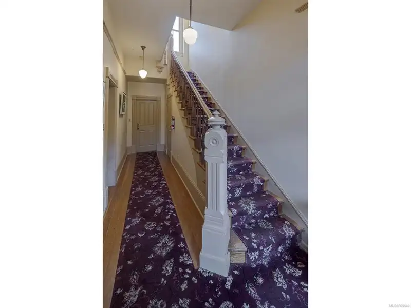 Turnkey Victorian Guest House in Songhees - 5 Suites, Steps from Seawall