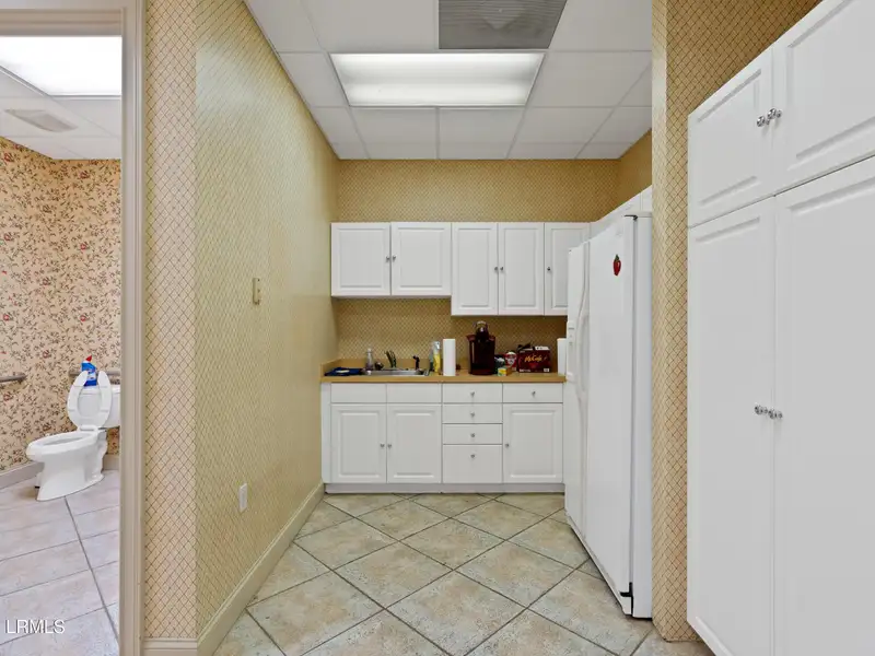 Multi-use Building with Long-term Tenant and Warehouse/office Space in Prime Location