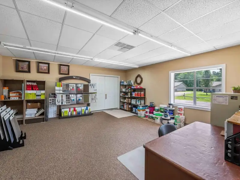 Commercial Property with Showroom and Warehouses on Us Hwy 100 W
