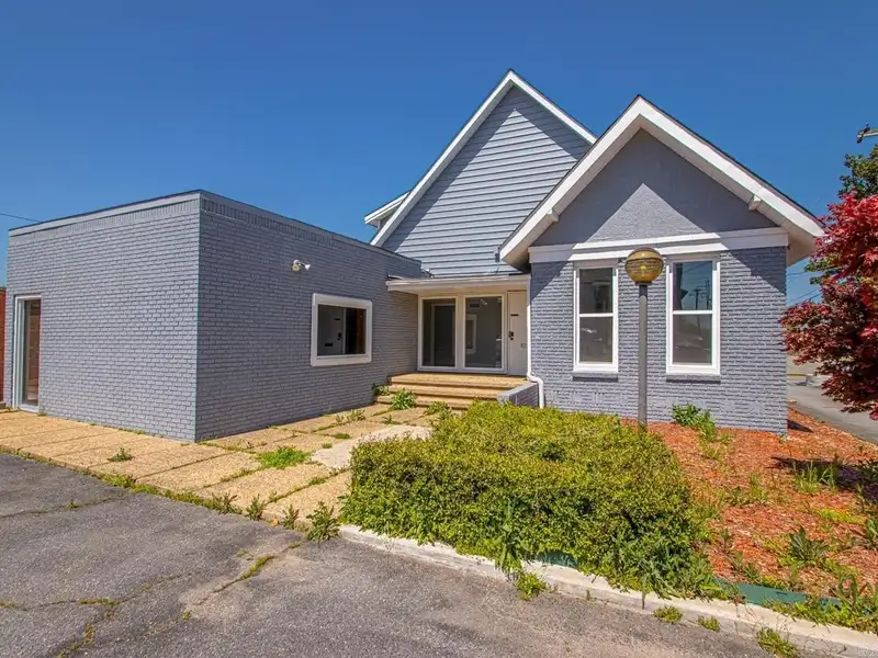 Remodeled Commercial Building Near I-630, Downtown Little Rock – Ideal for Office or Apartment