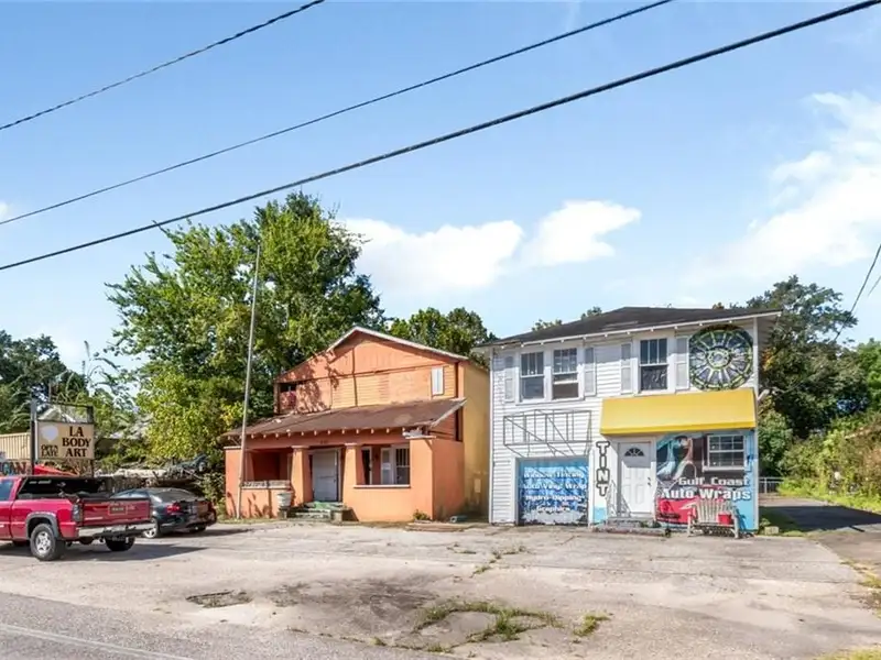 Commercial Property with B3 Zoning in High-traffic Loop Area