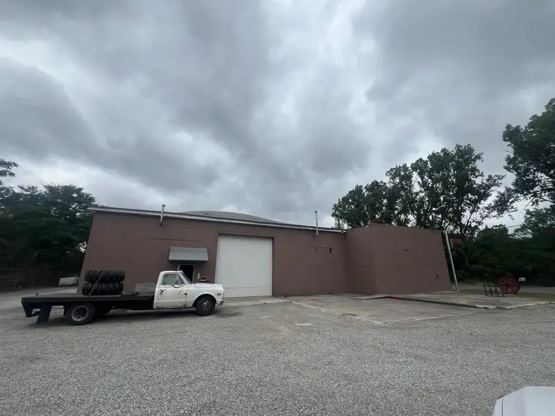 Industrial Space for Rent with Yard Access in Prime Location, 8000 Sf