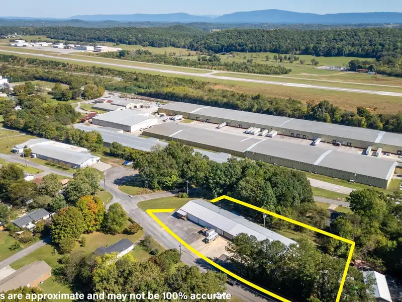 3,600 Sq Ft Commercial/industrial Unit for Lease with Offices and Large Work Area