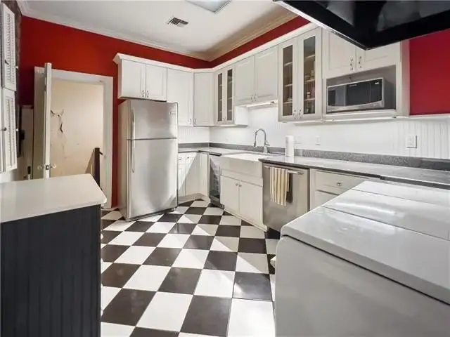 Versatile Mixed-use Property in Prime French Quarter Location