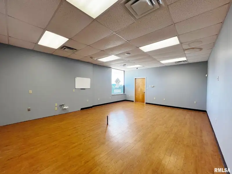 Standalone Commercial Building in Peoria's Metro Centre - High Traffic and Visibility