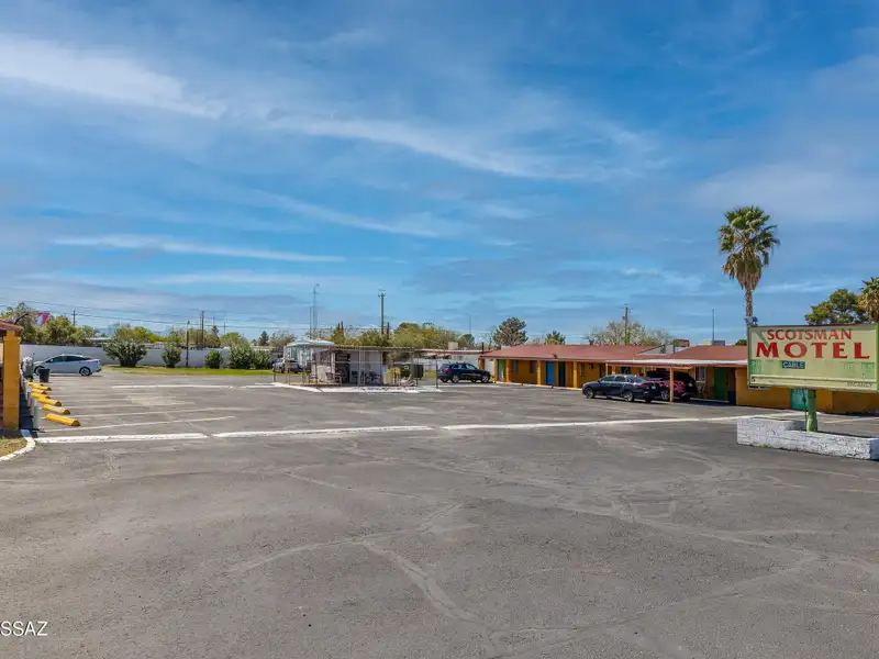Well-maintained 18-unit Motel Near Tucson Airport with Rv Spaces and Ample Parking