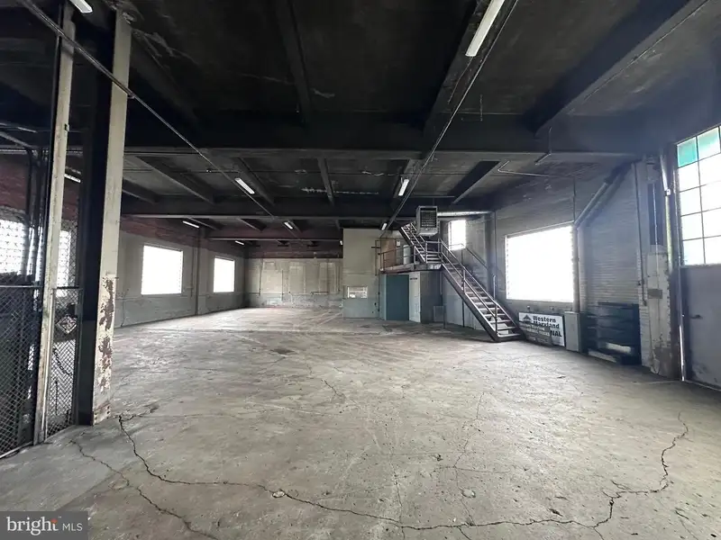 Industrial Building with 6 Bay Truck Repair Facility on 1.47 Acres Near Downtown