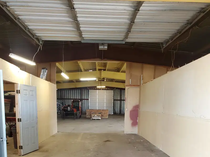 Lease-to-own 6,500 Sf Warehouse on 0.54 Acres in High-traffic Western Co Location