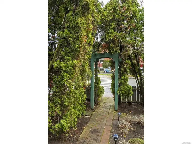 Turnkey Victorian Guest House in Songhees - 5 Suites, Steps from Seawall
