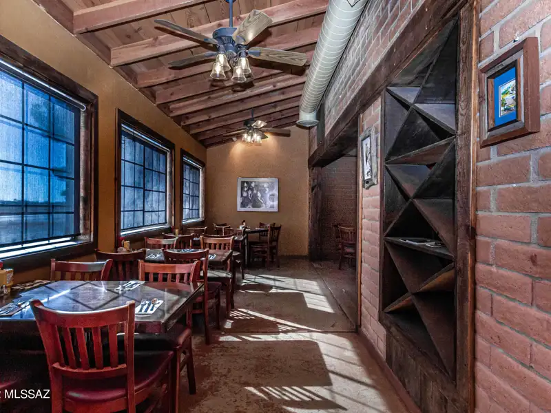 Commercial Building in Sonoita with Equipped Kitchen and Solar Panels