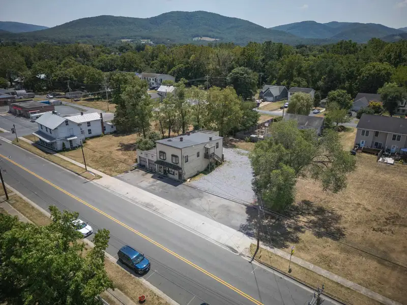 Mixed-use Property in Elkton: Antique Store with 3-bedroom Apartment and Ample Parking