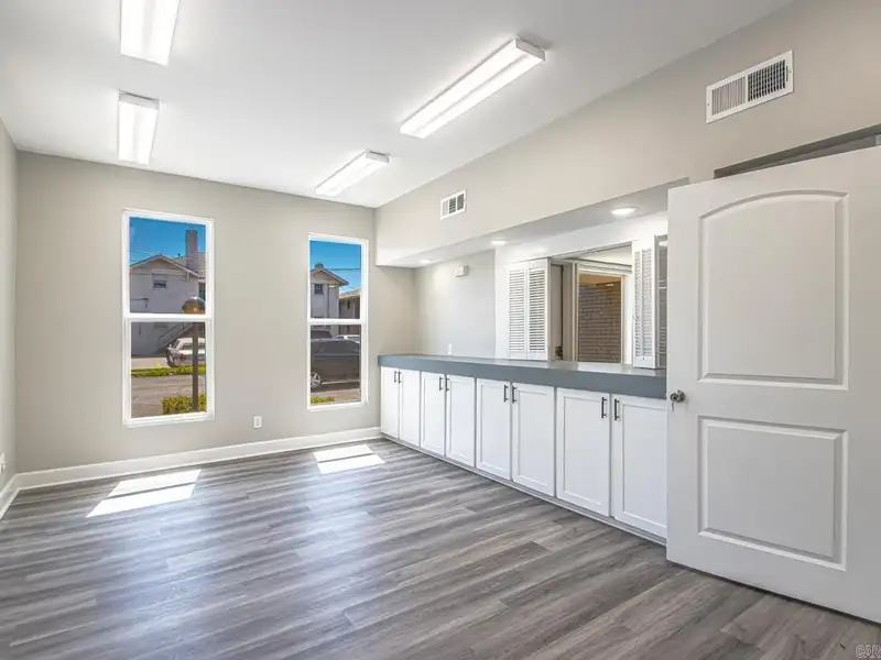 Remodeled Commercial Building Near I-630, Downtown Little Rock – Ideal for Office or Apartment