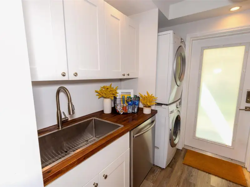 Multi-unit Garden Retreat in Oakland Park with Pool and Upgraded Apartments