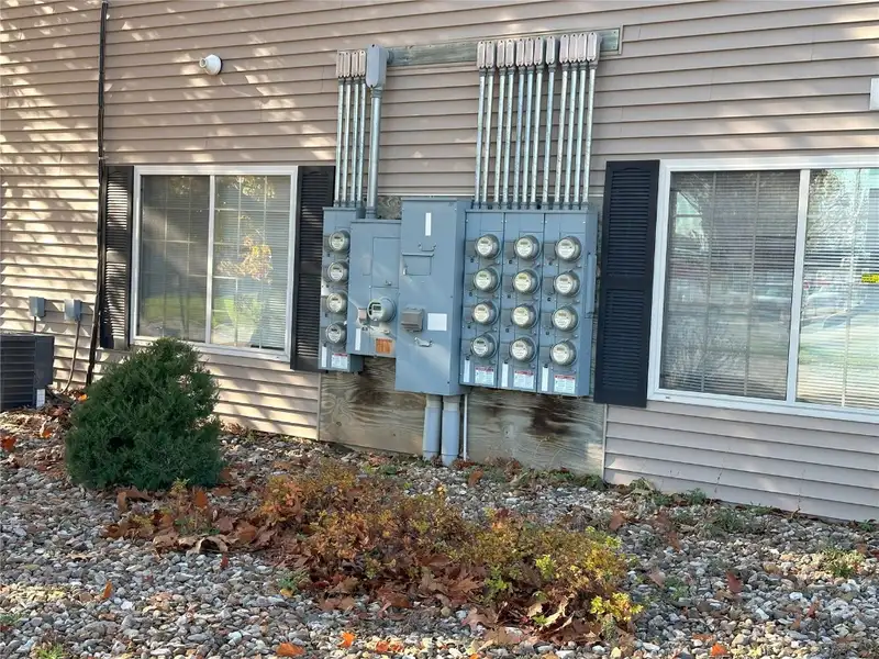 Four Office Buildings on 3.8 Acres in Lindale Area with Upgrade Potential