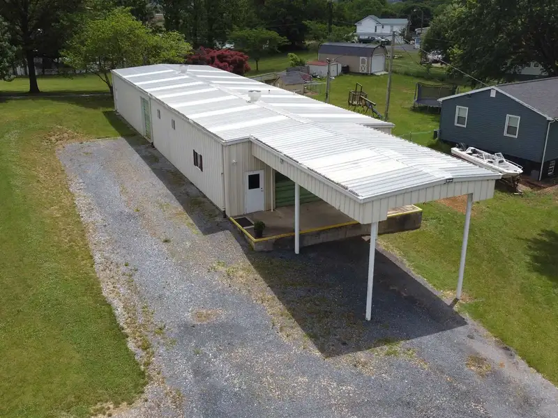 Commercial Building for Lease: 3,000 Sq Ft with Loading Dock Near I81
