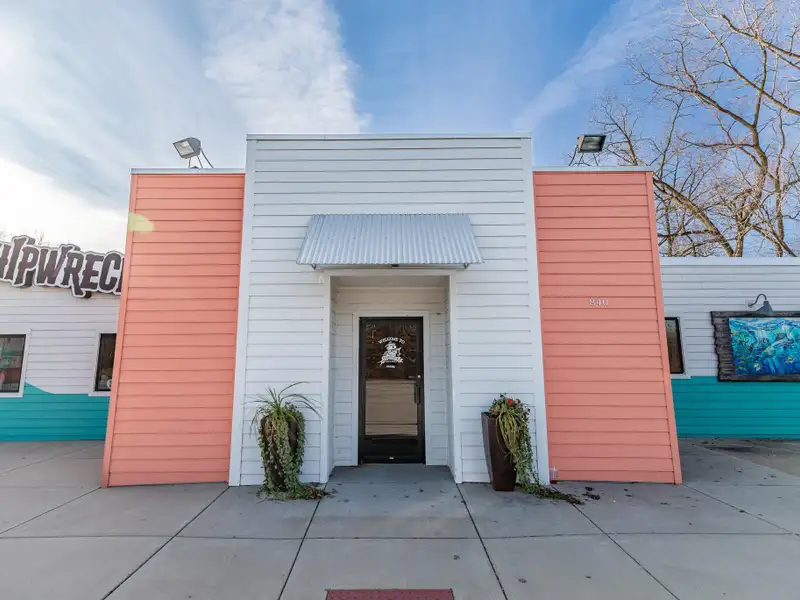 Renovated Commercial Building with Land for Sale in Central Location, Ideal for Restaurant