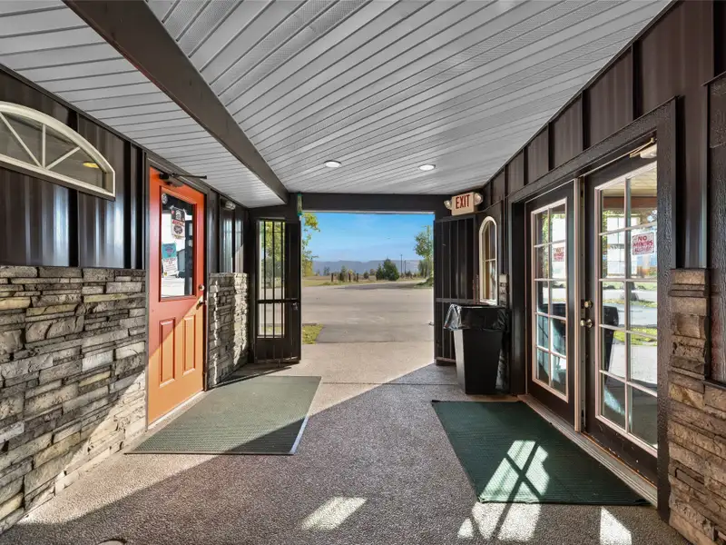 Historic Del's Bar & Grill: Profitable Lakeside Business in Somers, Mt with Liquor License