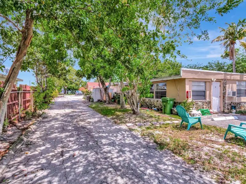 Well-maintained 6-unit Multifamily Property in South Florida with Value-add Potential