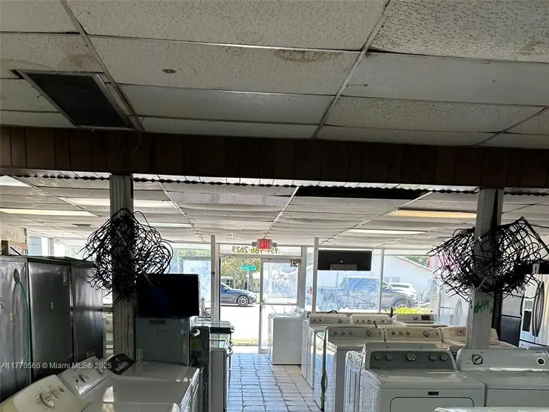 Freestanding Commercial Building with Large Lot on West Hallandale Beach Blvd
