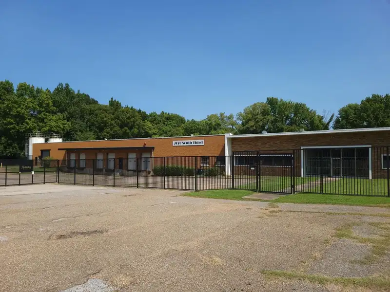 57,500 Sf Warehouse/showroom with Office Space Near Memphis International Airport