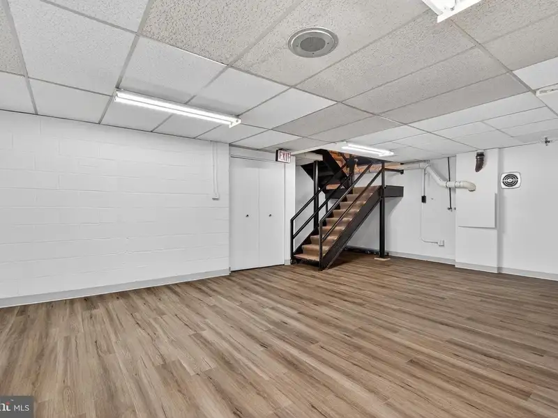 Versatile Commercial Property in Northwood Park, Ideal for Offices, Retail, or Light Industrial