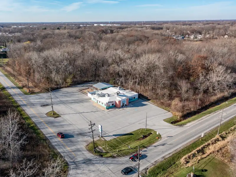 Renovated Commercial Building with Land for Sale in Central Location, Ideal for Restaurant