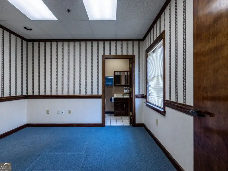 Flexible 3700 Sq Ft Commercial Space for Office or Medical Use in Adairsville