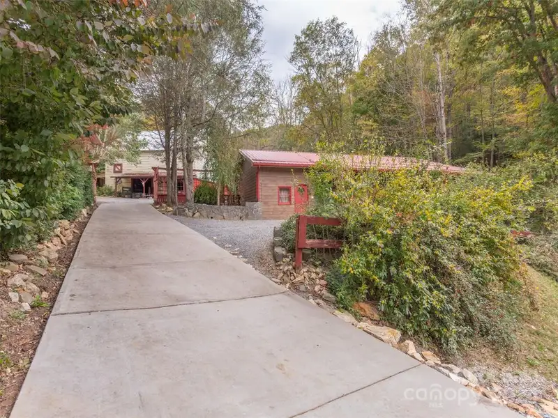 Charming Cottage and Barn on Expansive Mountain Retreat with Outdoor Amenities