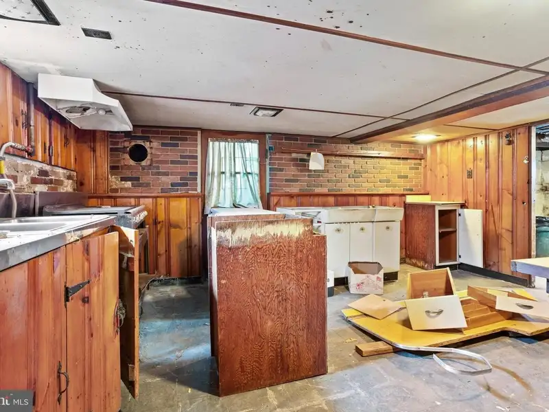 Mixed-use Property with Bar, Residential Space, and Garage in Folcroft Borough
