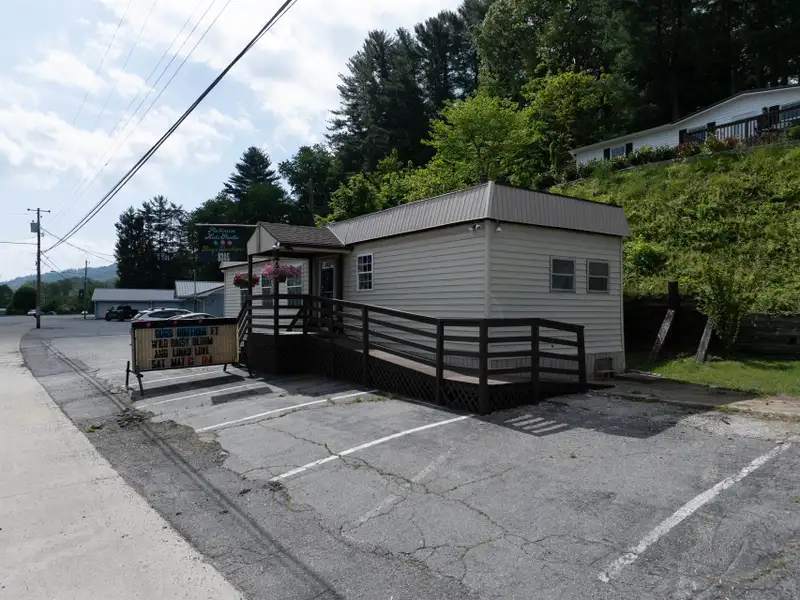 Prime Commercial Space in Clyde with High Visibility and Parking