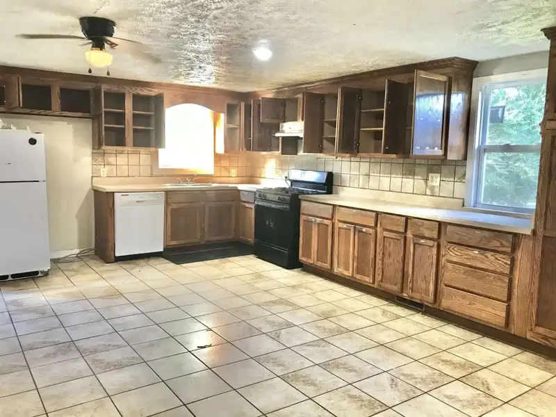 15-bedroom Building with 6.5 Baths Near Huntingdon and Jackson, Potential for Re-zoning