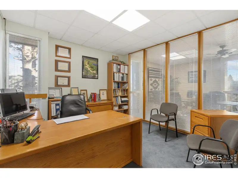 Free Standing Building for Sale with Parking and High Exposure on Eisenhower Blvd