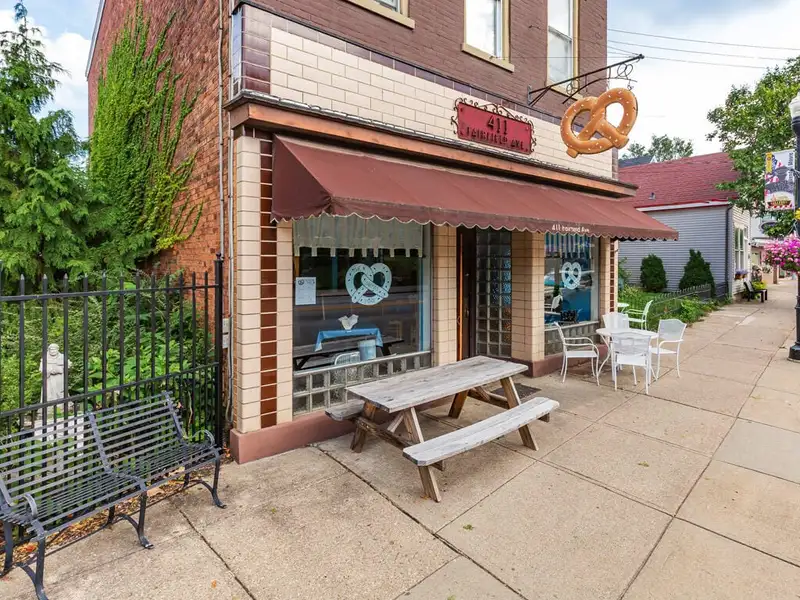 Mixed-use Investment Property with Cafe and Apartments in Bellevue