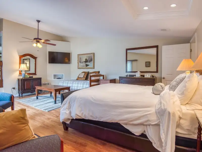 Fully Renovated Inn with 13 Guest Rooms on 5.52 Acres in White Mountains, Nh