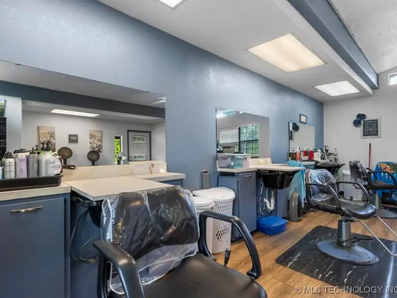 Prime Commercial Property on High-traffic Road with New Roof in 2023