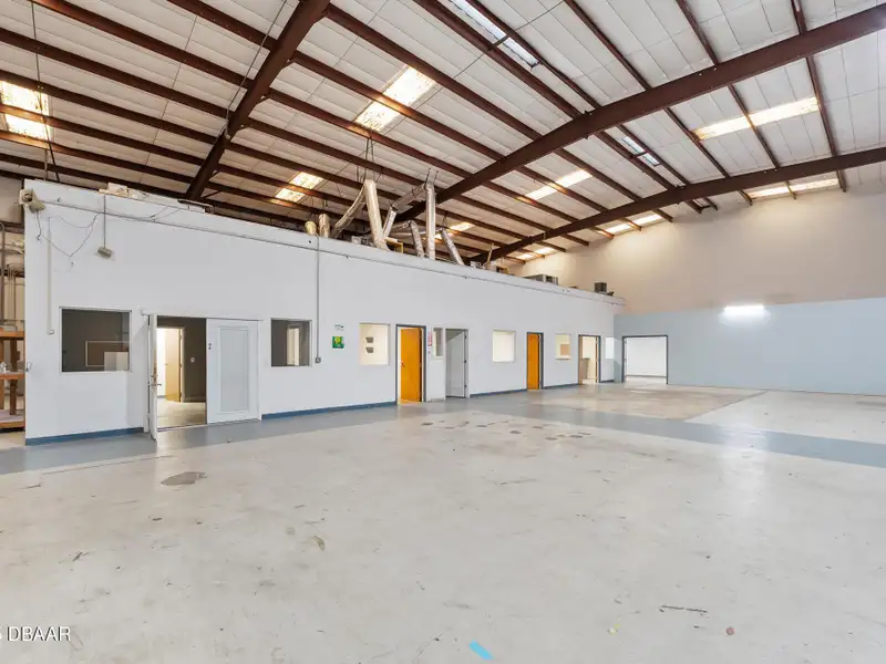 Flexible Commercial Lease: 19,000 Sq Ft Available in Prime Location