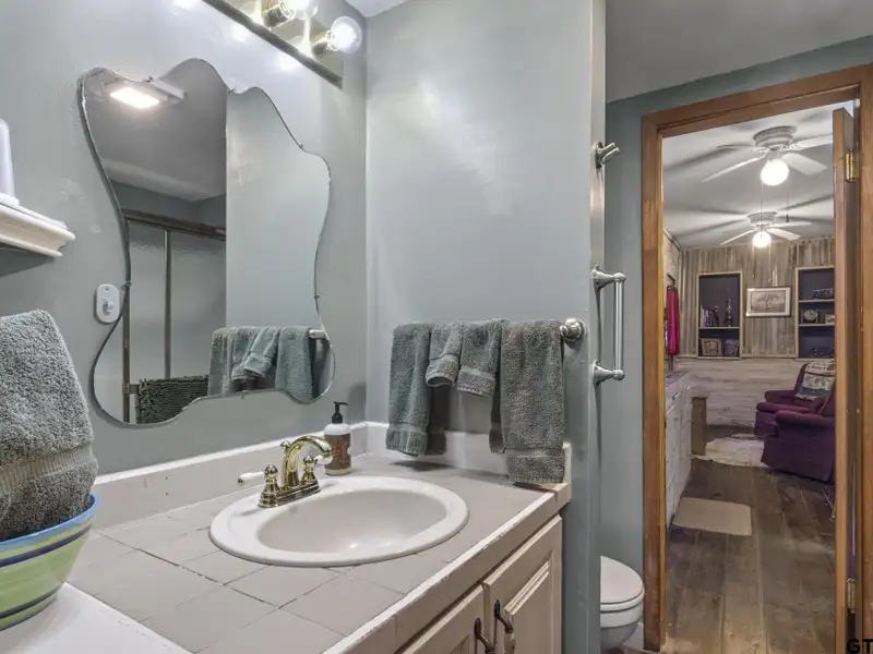 Historic Downtown Pittsburg Bed and Breakfast with 6 Ensuites and Unique Train Car Suite