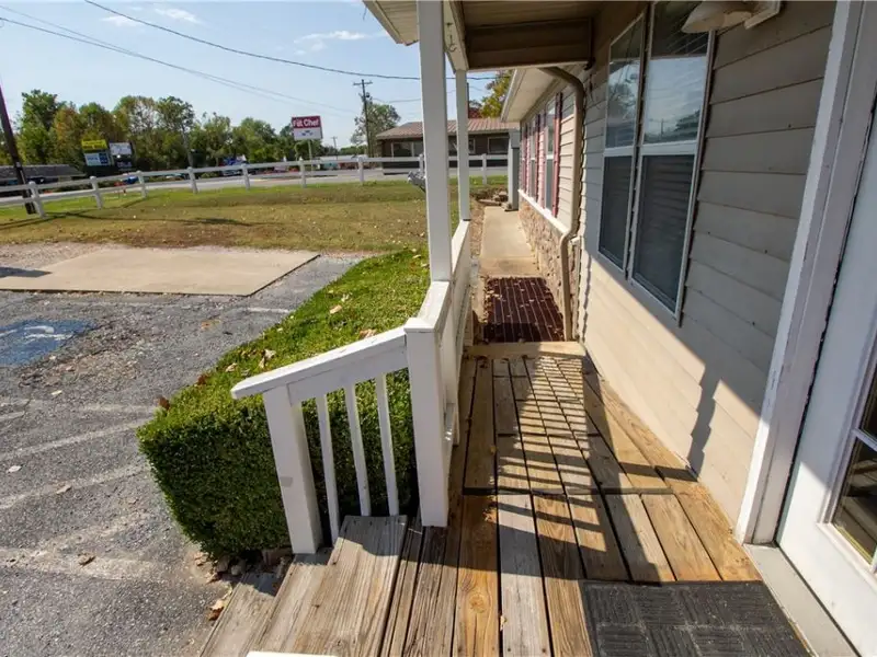 Commercial Building with Office Space Near Hwy 12, Close to Beaver Lake and Prairie Creek Marina