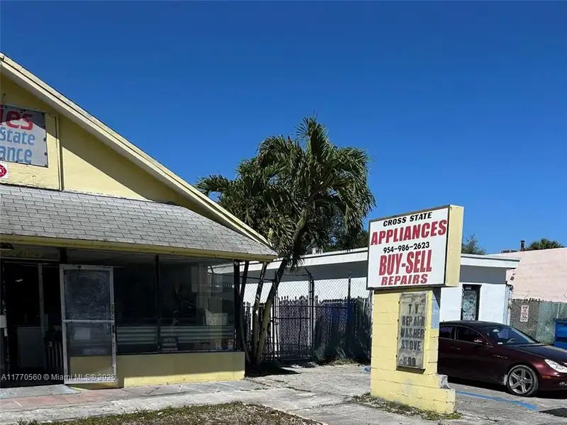 Freestanding Commercial Building with Large Lot on West Hallandale Beach Blvd