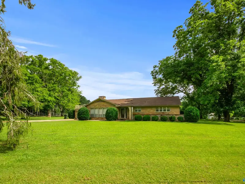 Versatile 2000 Sqft Home on 1.40 Acres in High-growth Huntsville Area