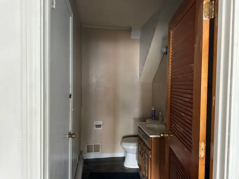 Versatile 907 Sq Ft Commercial Space in High-traffic Area, Former Tanning Salon