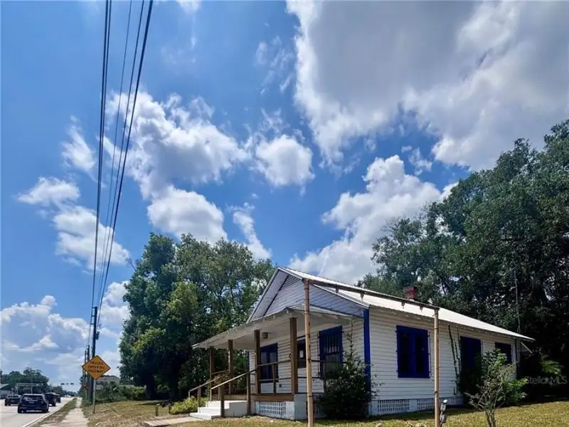 Prime Commercial Space for Lease in High-traffic Location with Ample Parking